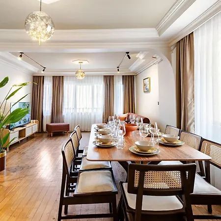 Iconic 5-bedroom Historic Mansion