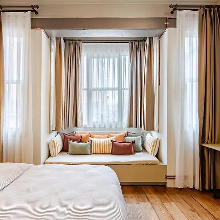 Iconic 5-bedroom Historic Mansion