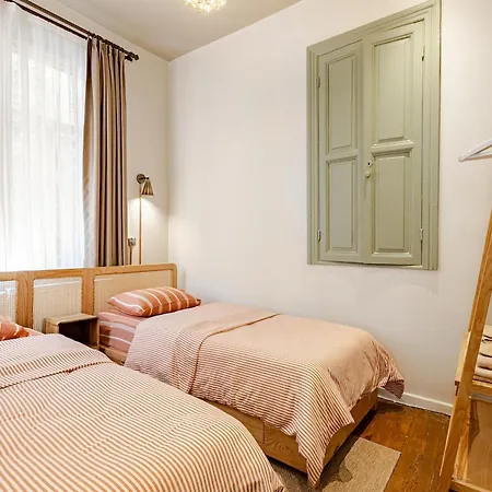 Iconic 5-bedroom Historic Mansion Holiday home *