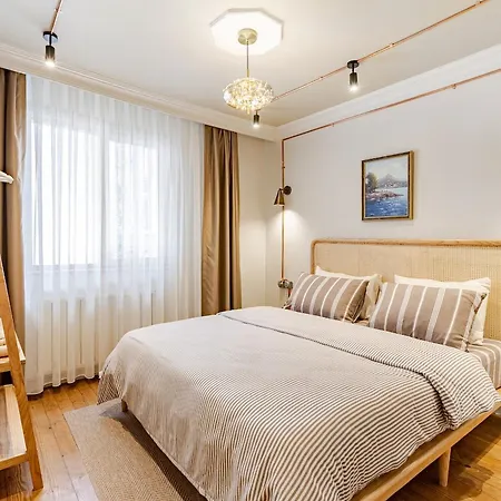 Iconic 5-bedroom Historic Mansion